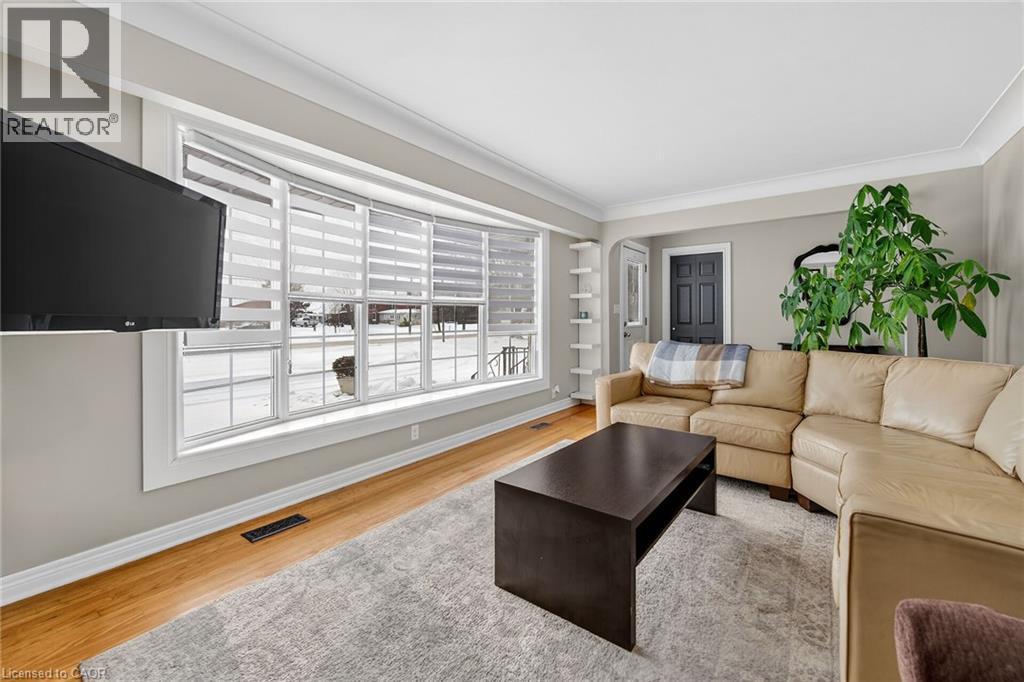 163 Rainham Road, Nanticoke, ON - Indoor Photo Showing Living Room