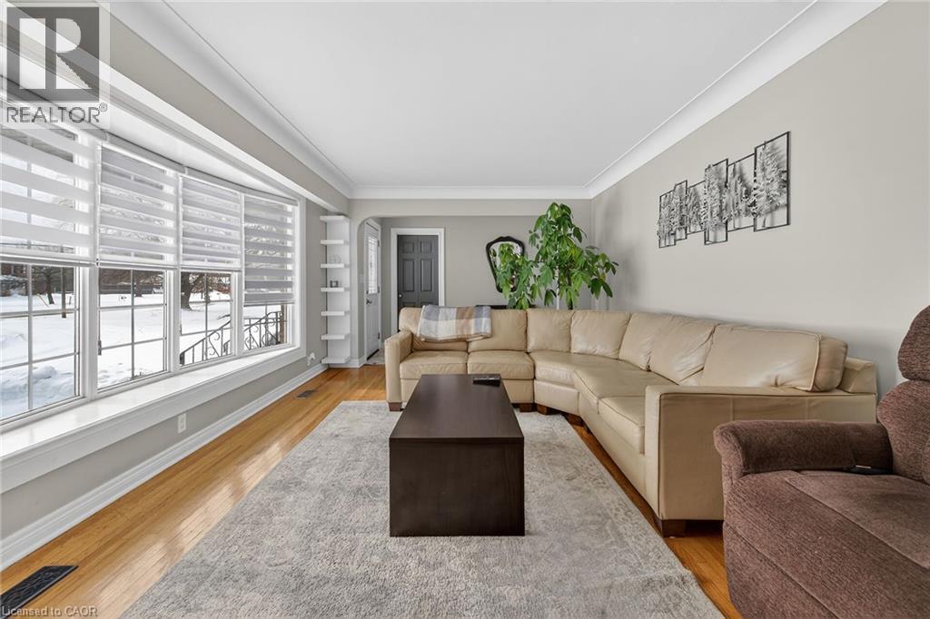 163 Rainham Road, Nanticoke, ON - Indoor Photo Showing Living Room