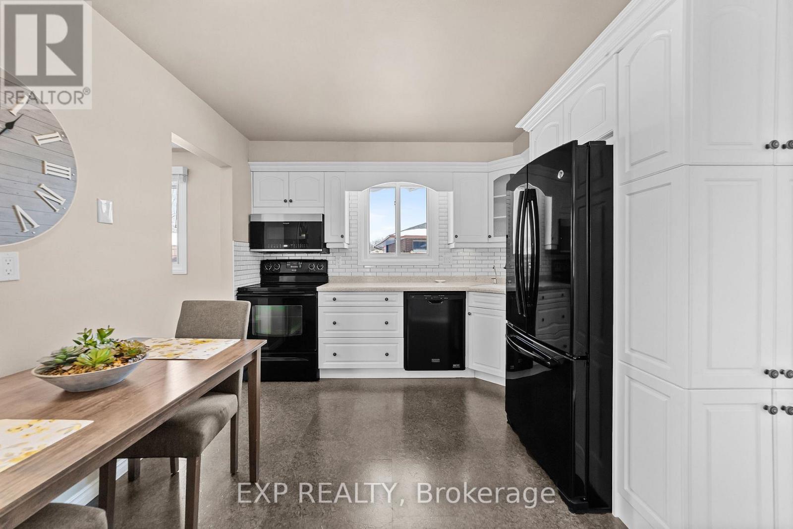 111 Roundhill Court, London South (South T), ON - Indoor Photo Showing Kitchen