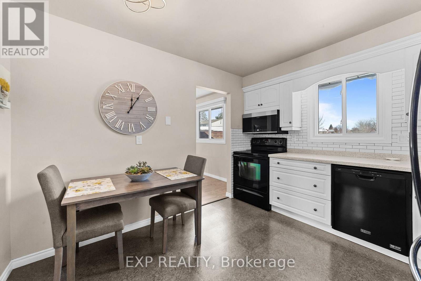 111 Roundhill Court, London South (South T), ON - Indoor Photo Showing Dining Room