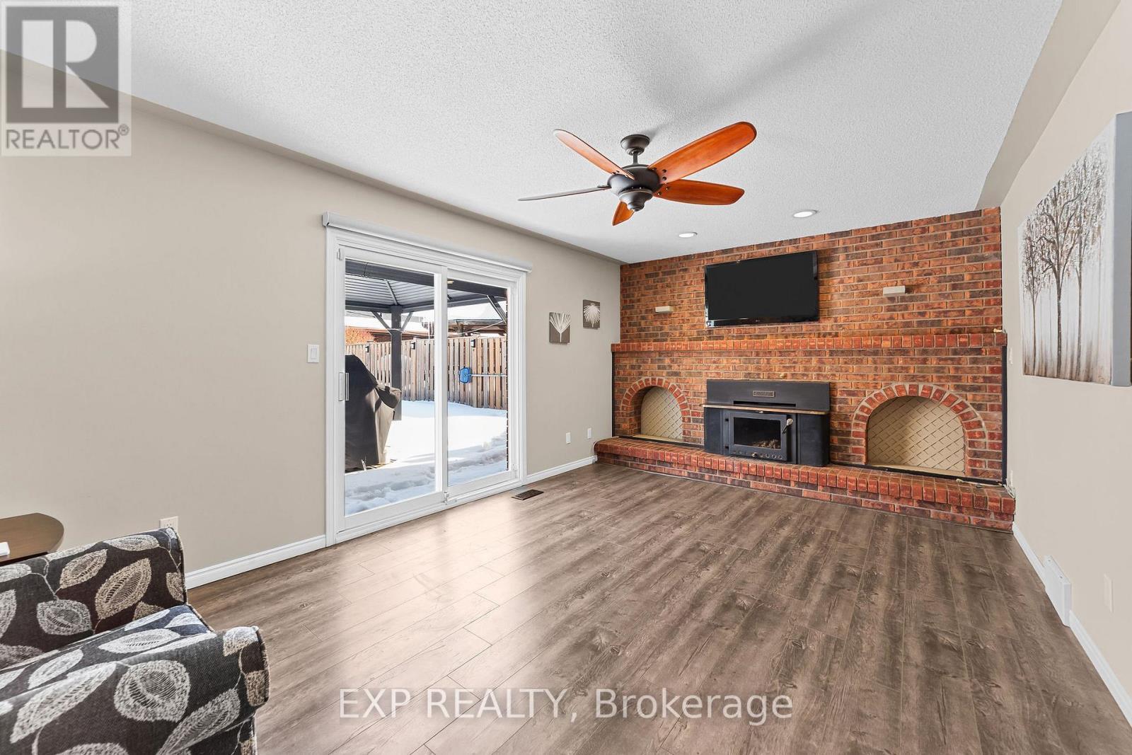 111 Roundhill Court, London South (South T), ON - Indoor Photo Showing Other Room With Fireplace