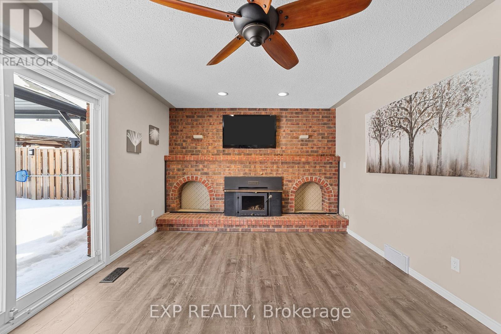 111 Roundhill Court, London South (South T), ON - Indoor With Fireplace