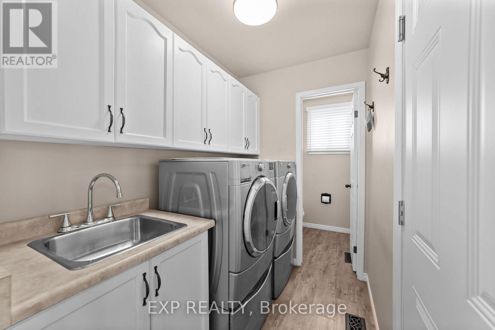 111 Roundhill Court, London South (South T), ON - Indoor Photo Showing Laundry Room