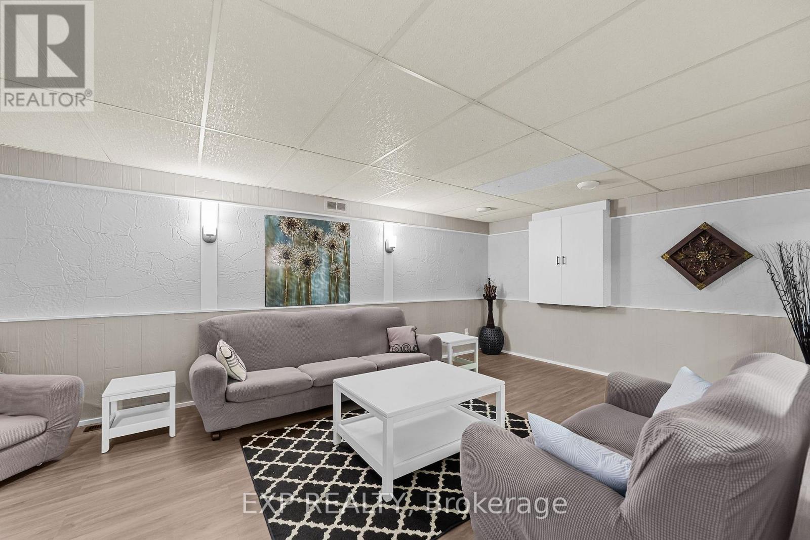 111 Roundhill Court, London South (South T), ON - Indoor