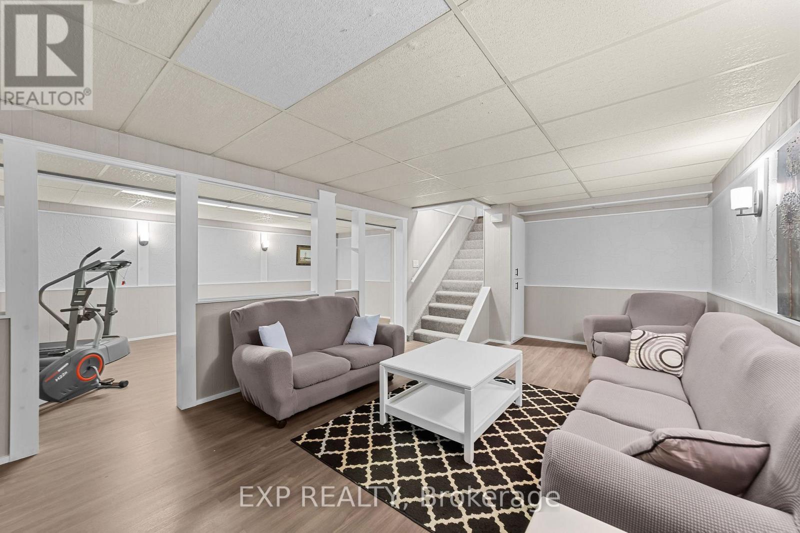 111 Roundhill Court, London South (South T), ON - Indoor