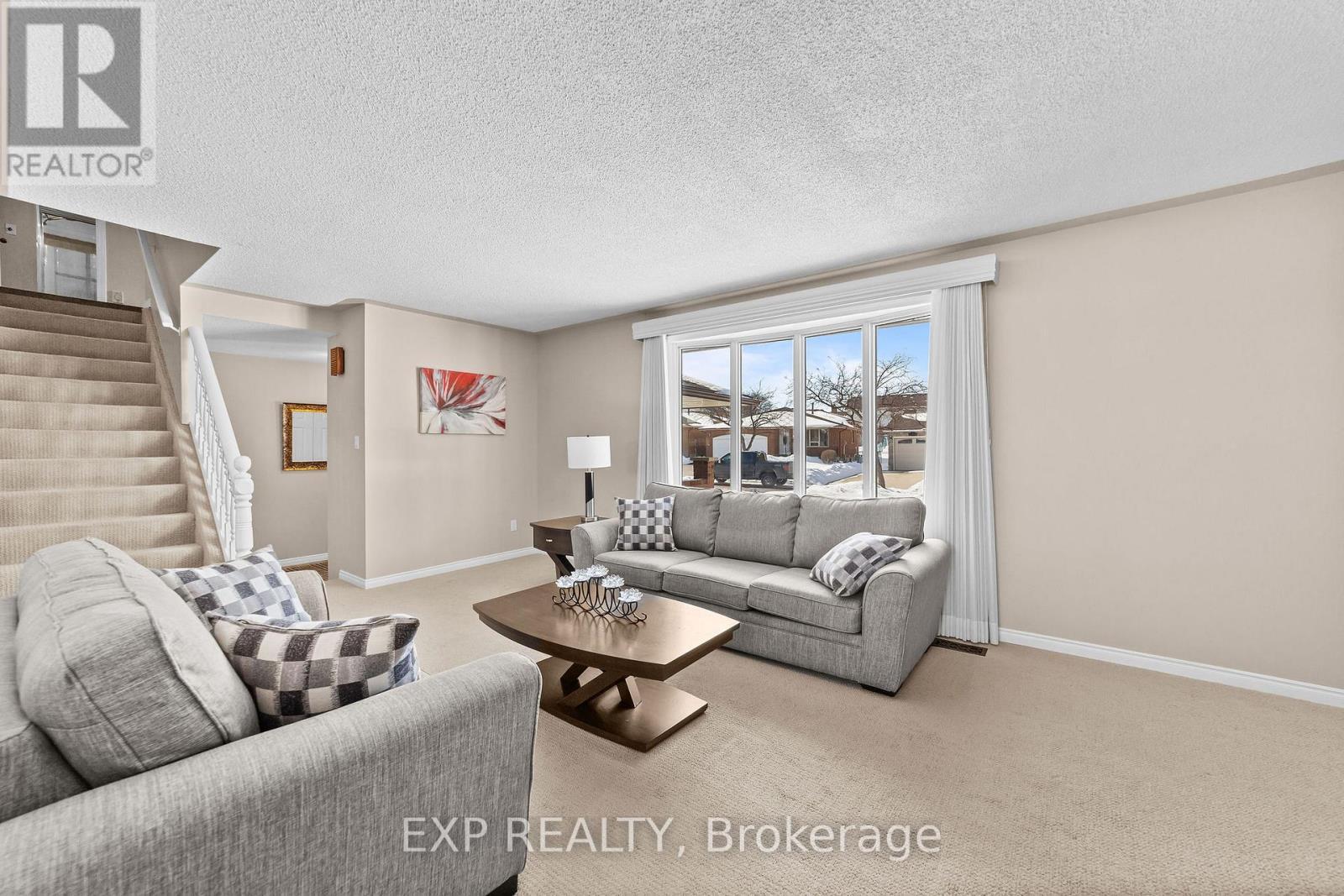 111 Roundhill Court, London South (South T), ON - Indoor Photo Showing Living Room