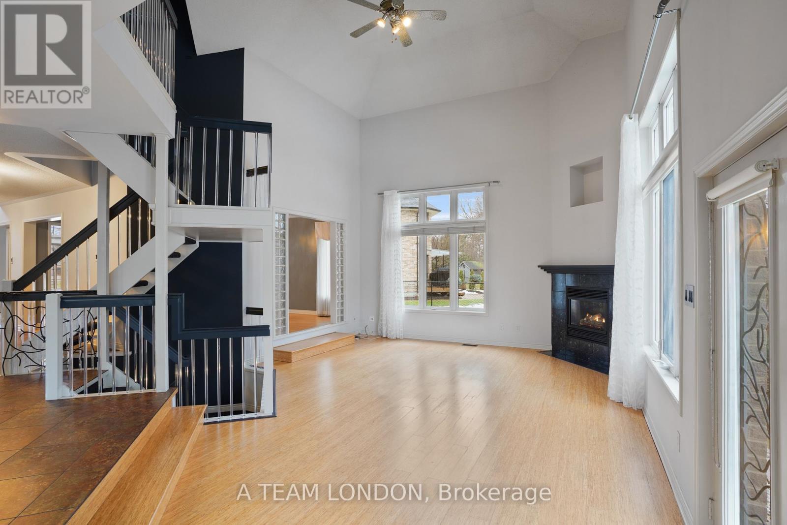 15 Bayside Court, London East (East D), ON - Indoor With Fireplace