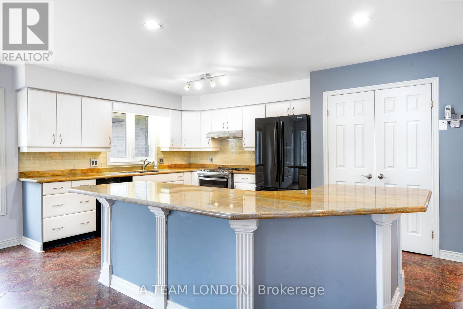 15 Bayside Court, London East (East D), ON - Indoor Photo Showing Kitchen