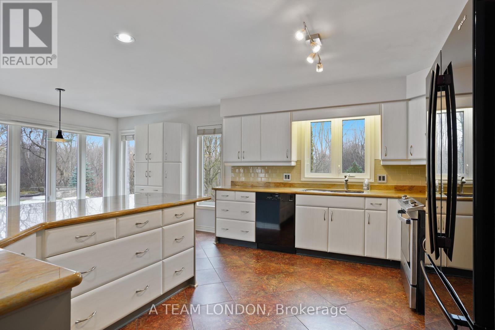 15 Bayside Court, London East (East D), ON - Indoor Photo Showing Kitchen