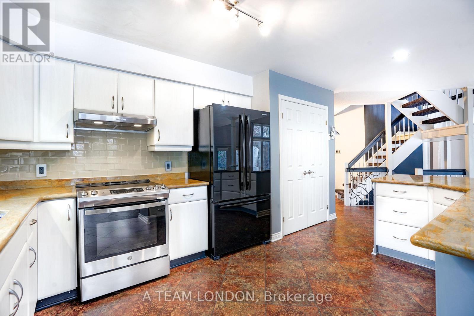 15 Bayside Court, London East (East D), ON - Indoor Photo Showing Kitchen