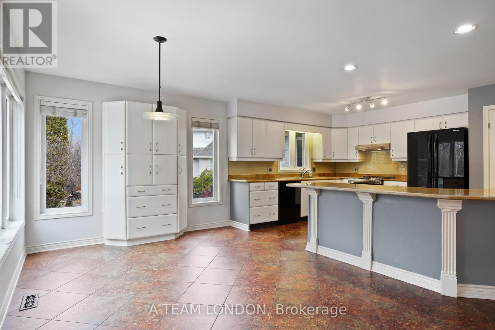 15 Bayside Court, London East (East D), ON - Indoor Photo Showing Kitchen