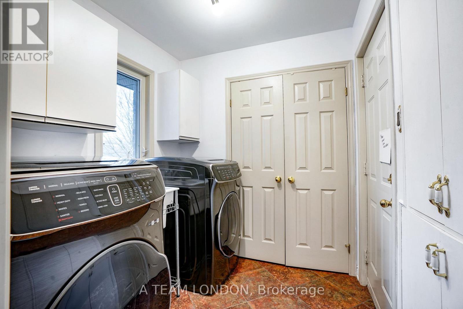 15 Bayside Court, London East (East D), ON - Indoor Photo Showing Laundry Room