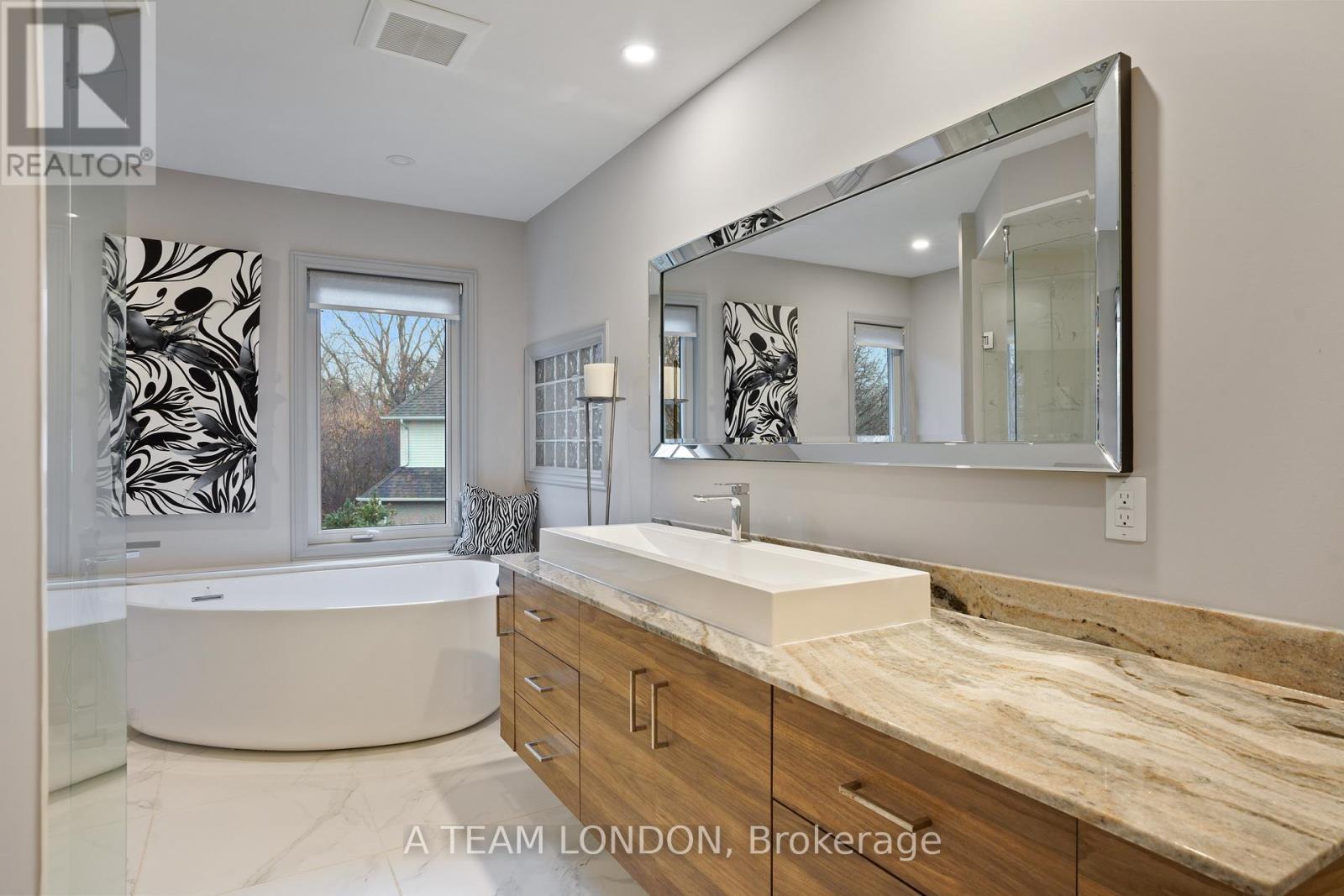 15 Bayside Court, London East (East D), ON - Indoor Photo Showing Bathroom