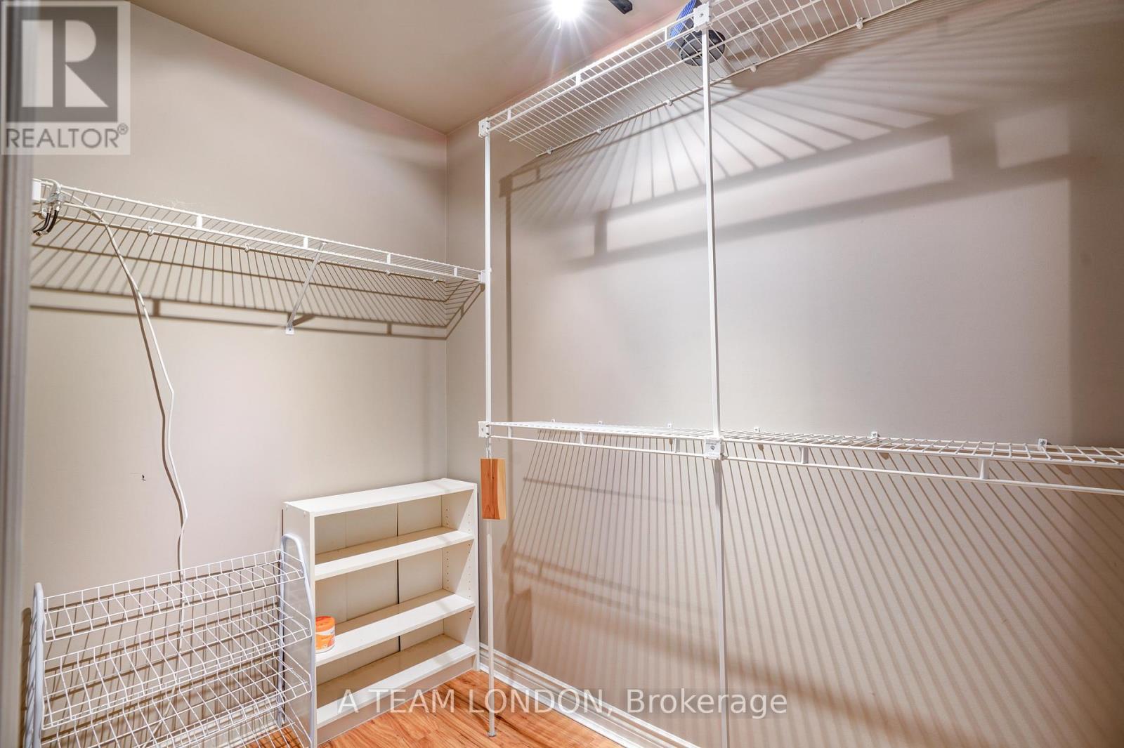 15 Bayside Court, London East (East D), ON - Indoor With Storage