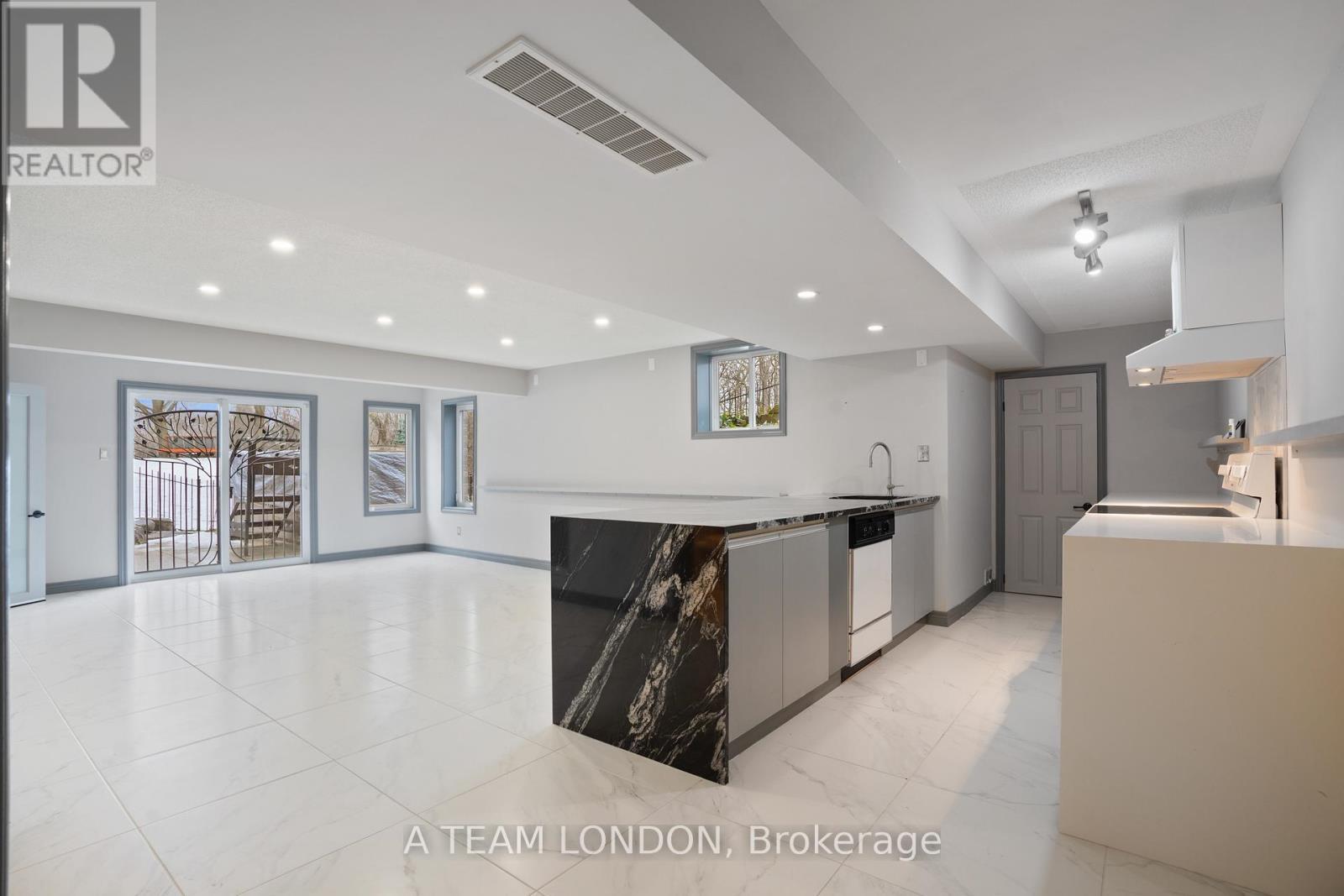 15 Bayside Court, London East (East D), ON - Indoor Photo Showing Kitchen