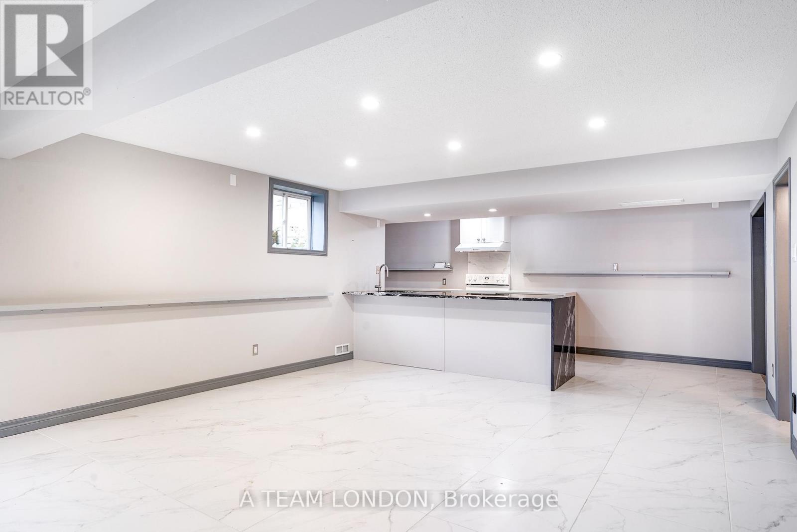 15 Bayside Court, London East (East D), ON - Indoor
