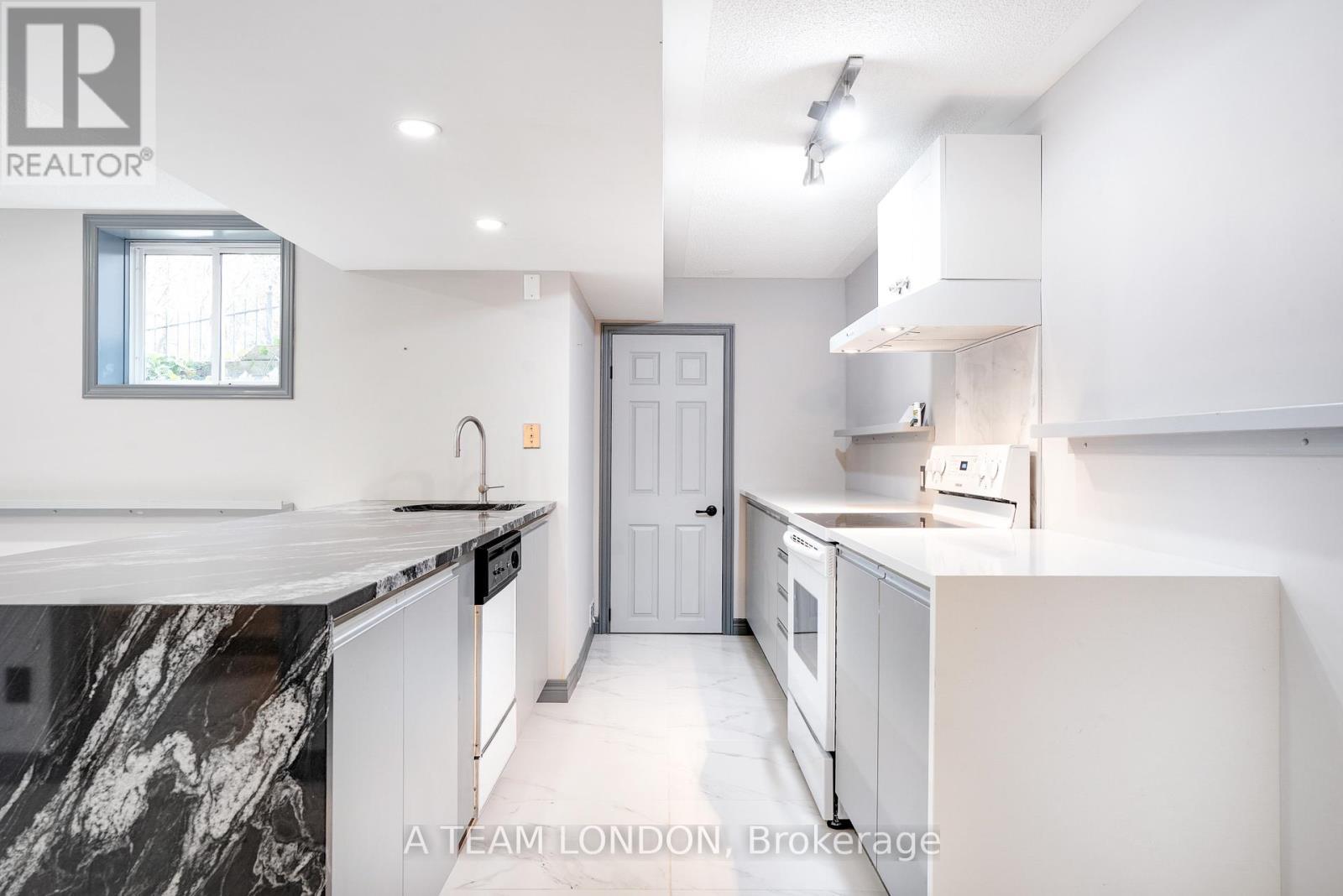 15 Bayside Court, London East (East D), ON - Indoor Photo Showing Kitchen