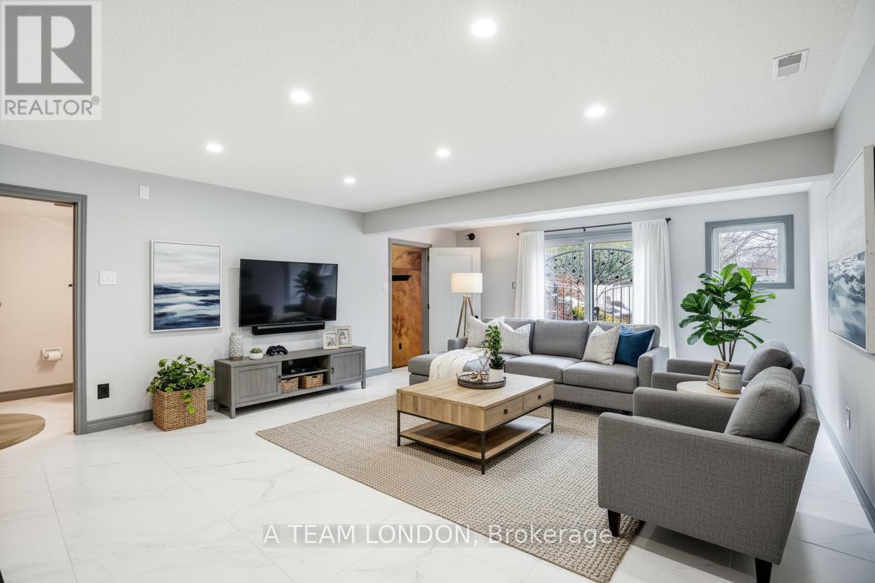 15 Bayside Court, London East (East D), ON - Indoor Photo Showing Living Room