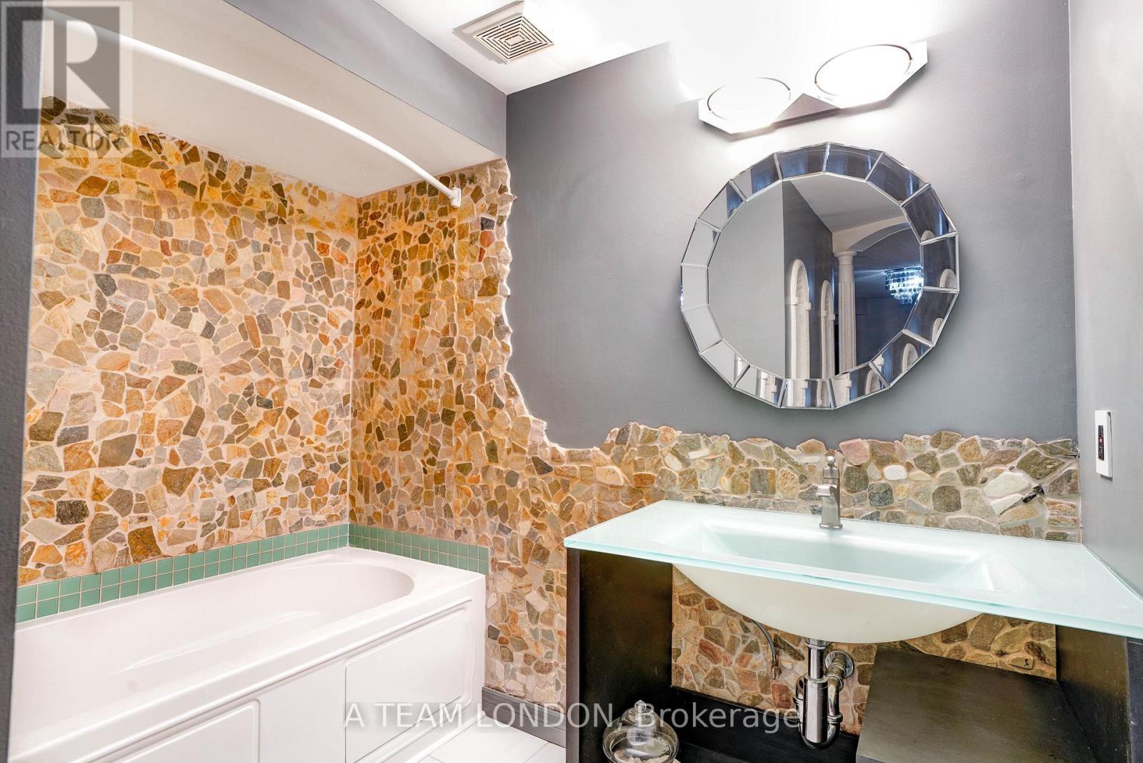15 Bayside Court, London East (East D), ON - Indoor Photo Showing Bathroom