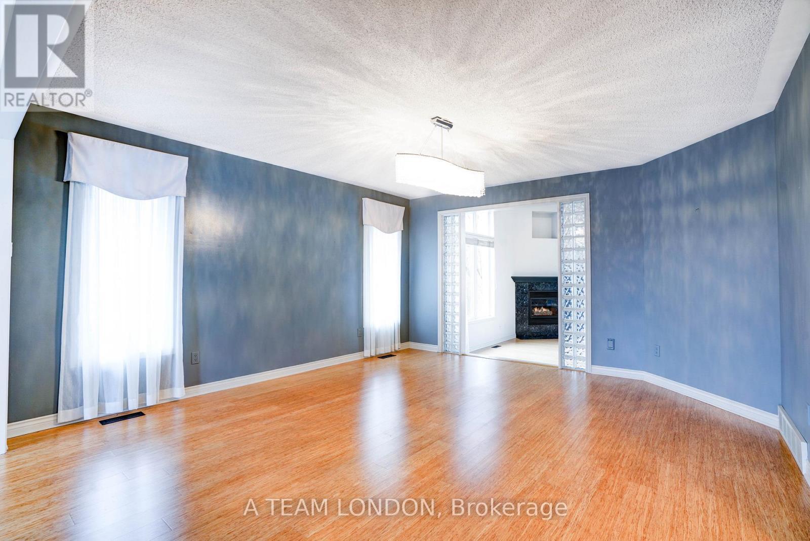 15 Bayside Court, London East (East D), ON - Indoor With Fireplace