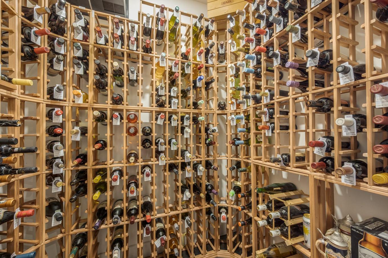 Cave à vin - 19 Rue Raffles, Hudson, QC - Indoor With Storage