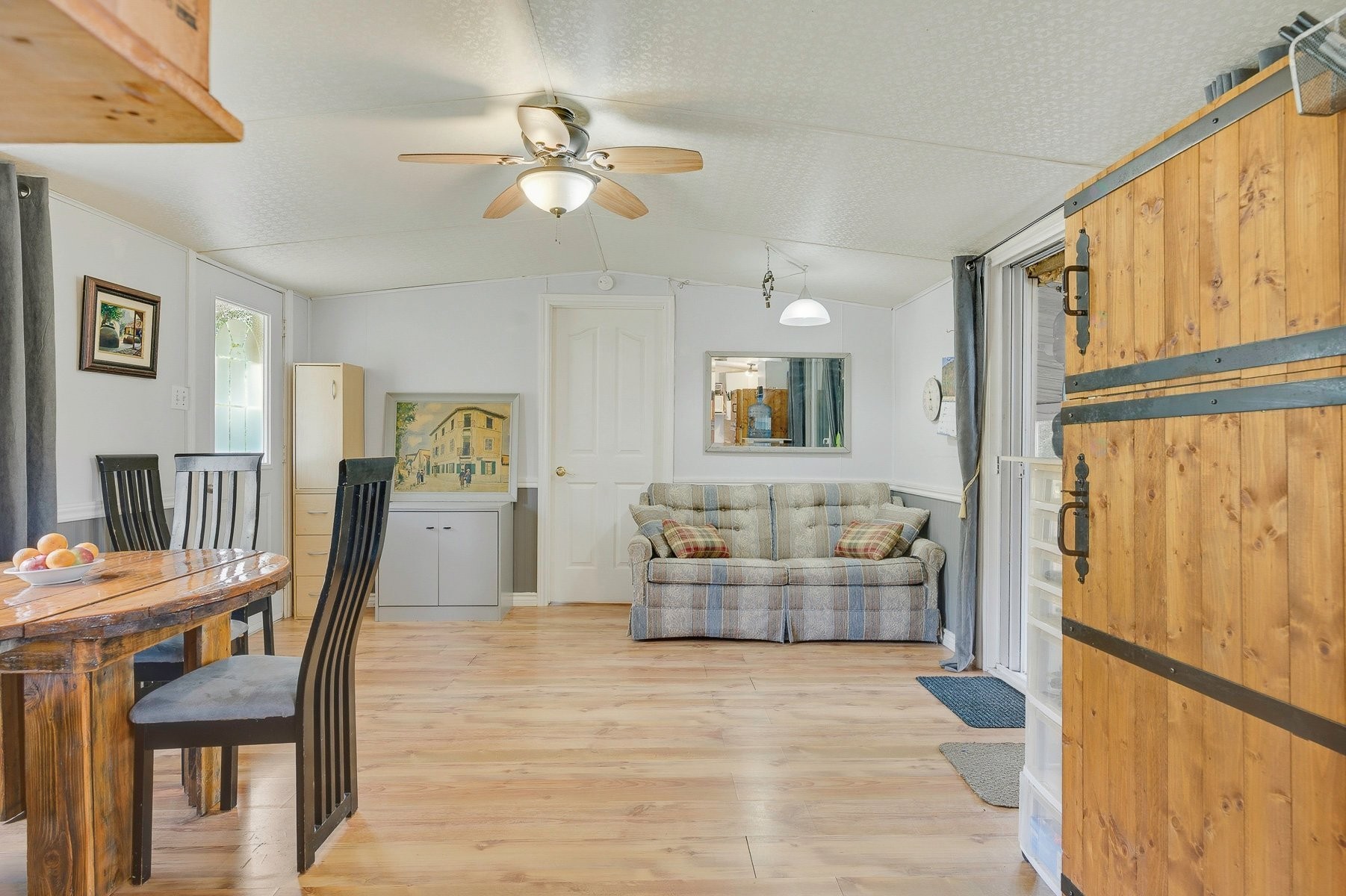Salon - 198 Ch. De La Source, Lantier, QC - Indoor