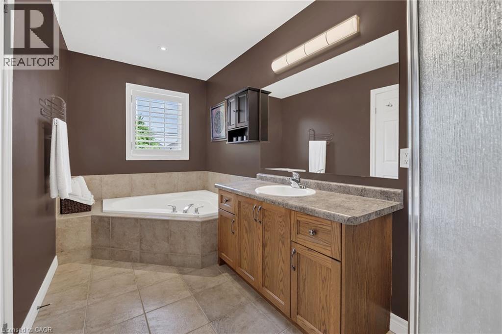 4 Moonstone Court, Hamilton, ON - Indoor Photo Showing Bathroom