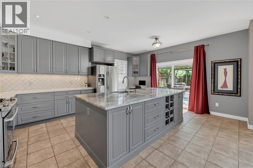 4 Moonstone Court, Hamilton, ON - Indoor Photo Showing Kitchen With Upgraded Kitchen