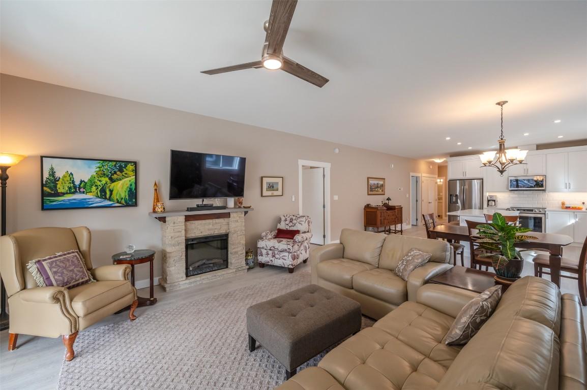389 10Th Avenue, Keremeos, BC - Indoor Photo Showing Living Room With Fireplace