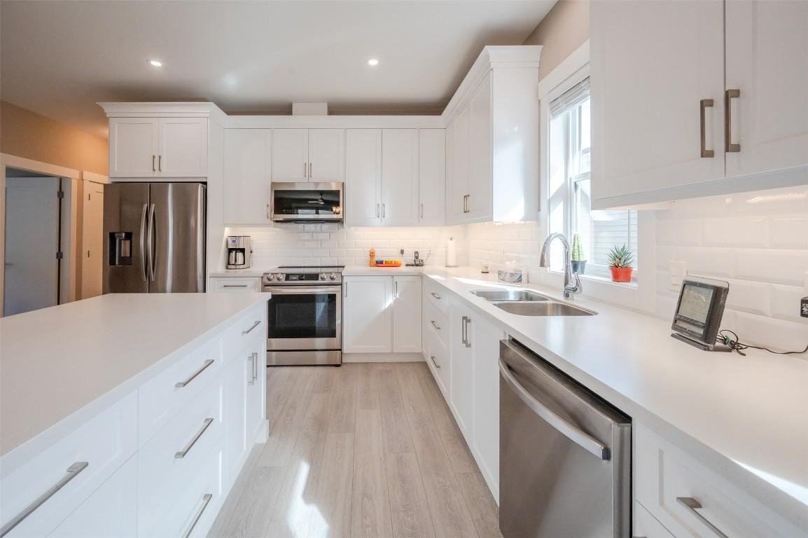 389 10Th Avenue, Keremeos, BC - Indoor Photo Showing Kitchen With Double Sink With Upgraded Kitchen