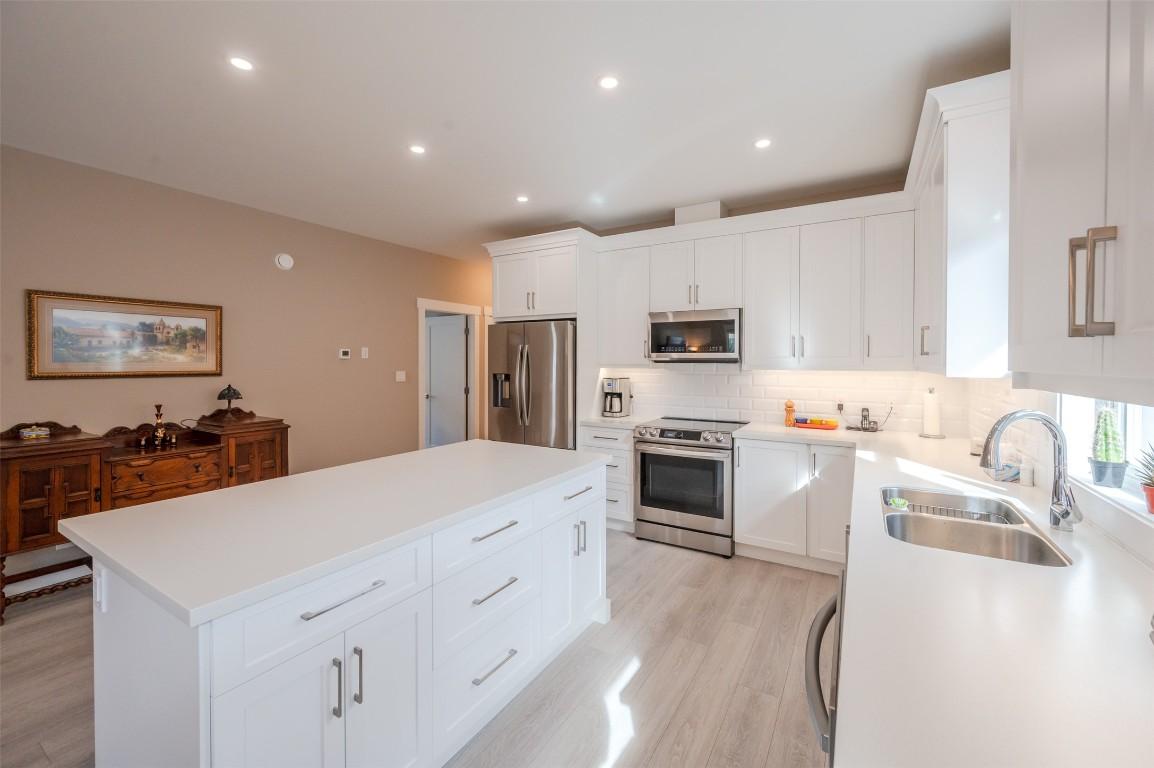 389 10Th Avenue, Keremeos, BC - Indoor Photo Showing Kitchen With Double Sink With Upgraded Kitchen