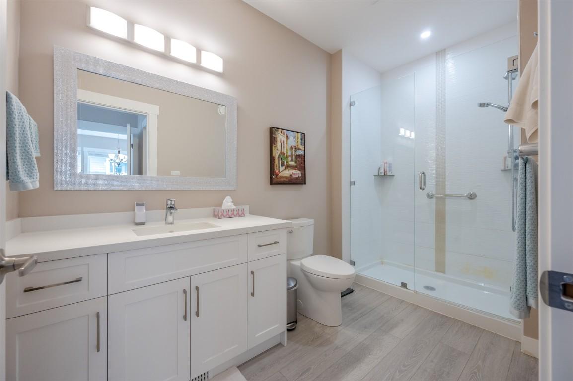 389 10Th Avenue, Keremeos, BC - Indoor Photo Showing Bathroom