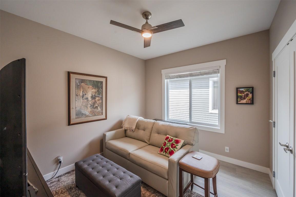 389 10Th Avenue, Keremeos, BC - Indoor Photo Showing Living Room