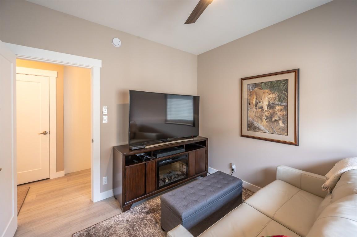 389 10Th Avenue, Keremeos, BC - Indoor Photo Showing Living Room