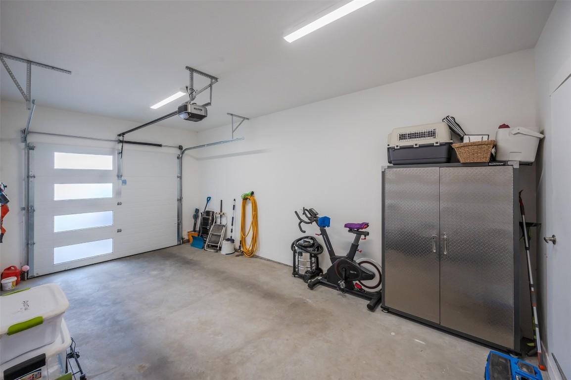 389 10Th Avenue, Keremeos, BC - Indoor Photo Showing Garage