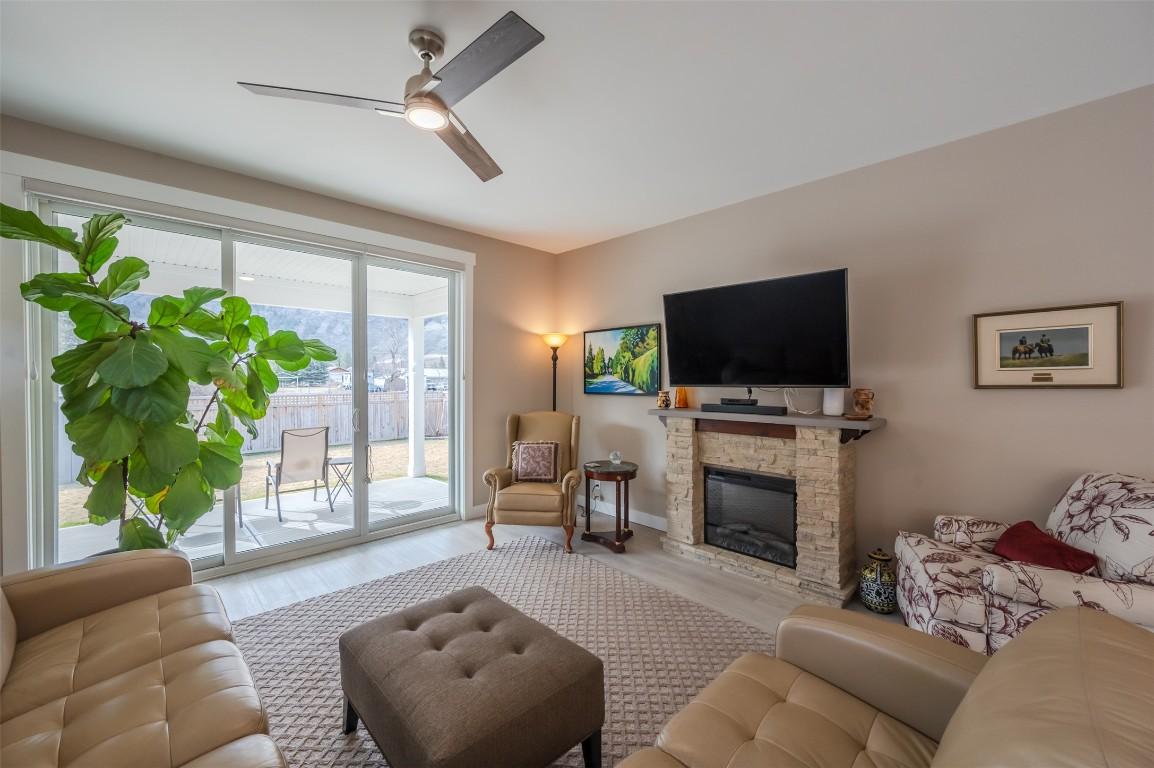 389 10Th Avenue, Keremeos, BC - Indoor Photo Showing Living Room With Fireplace