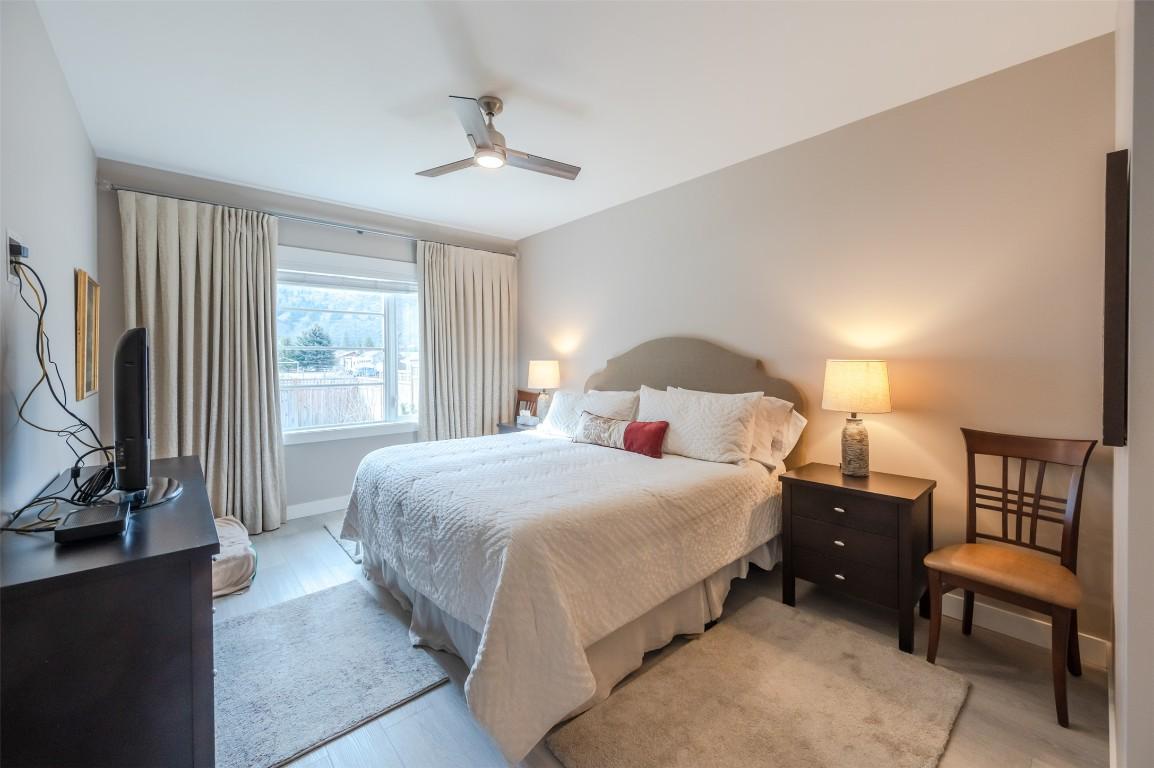 389 10Th Avenue, Keremeos, BC - Indoor Photo Showing Bedroom
