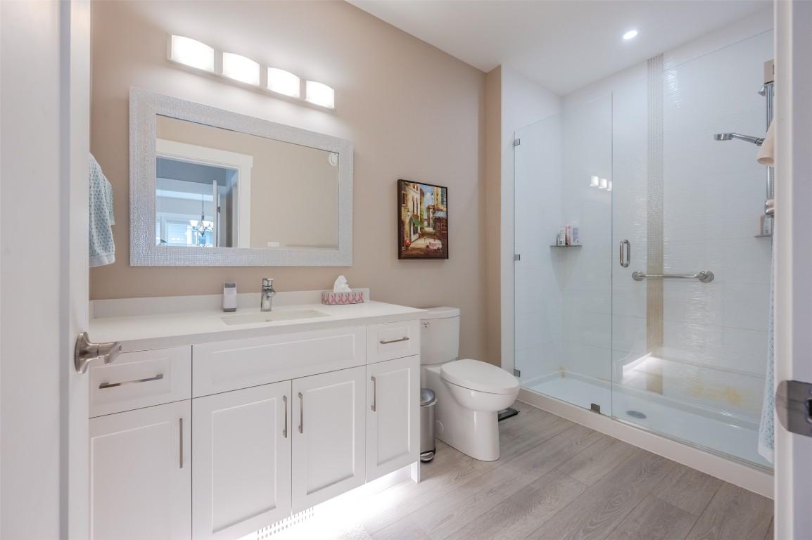389 10Th Avenue, Keremeos, BC - Indoor Photo Showing Bathroom