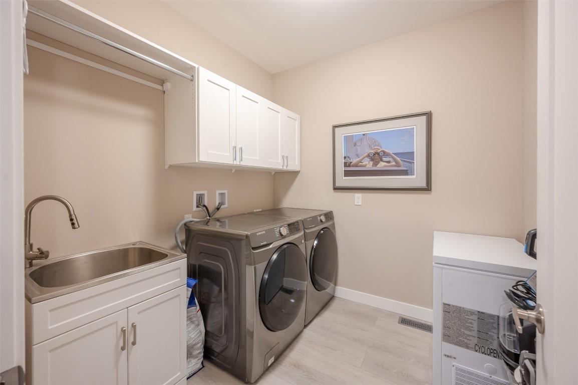 389 10Th Avenue, Keremeos, BC - Indoor Photo Showing Laundry Room