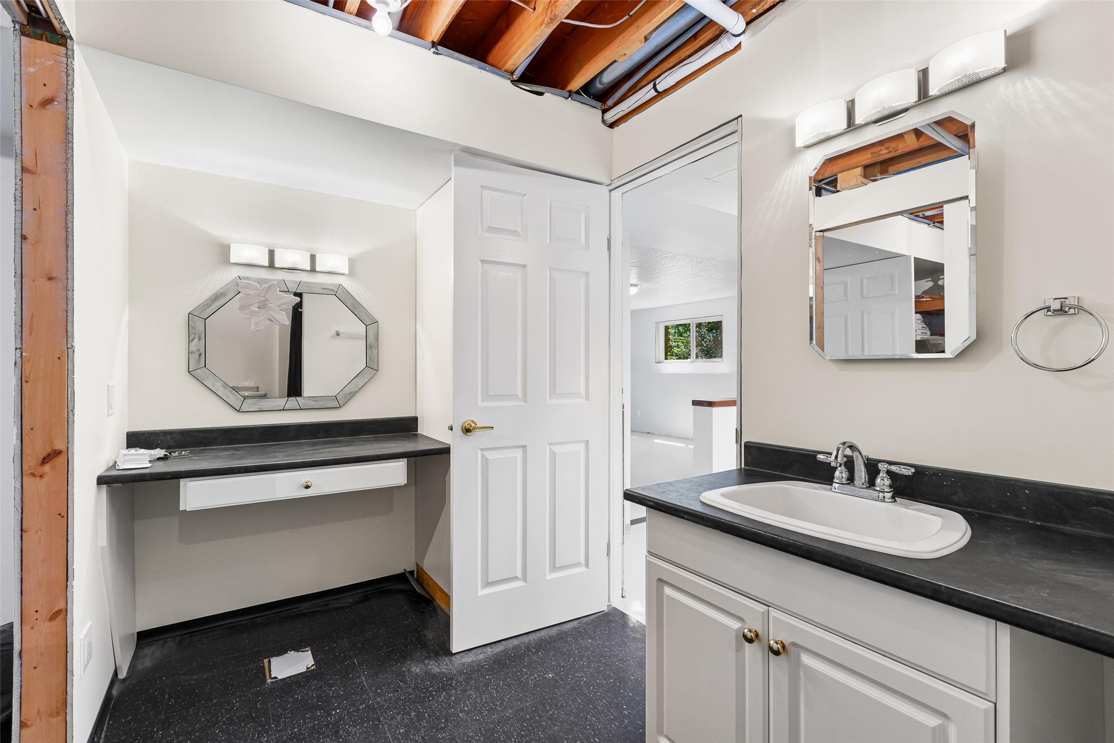 1548 Teetzel Road, Creston, BC - Indoor Photo Showing Bathroom