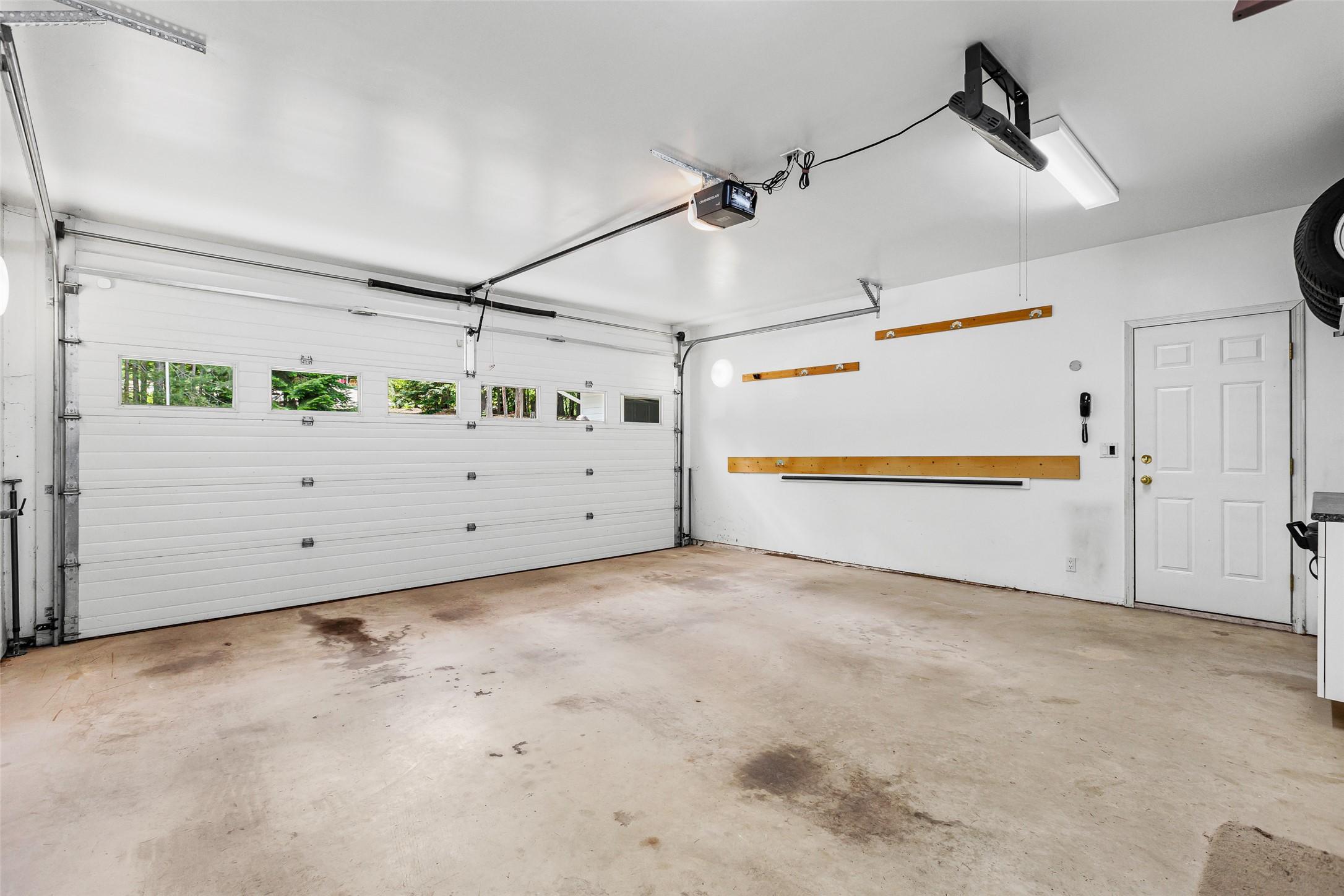 1548 Teetzel Road, Creston, BC - Indoor Photo Showing Garage