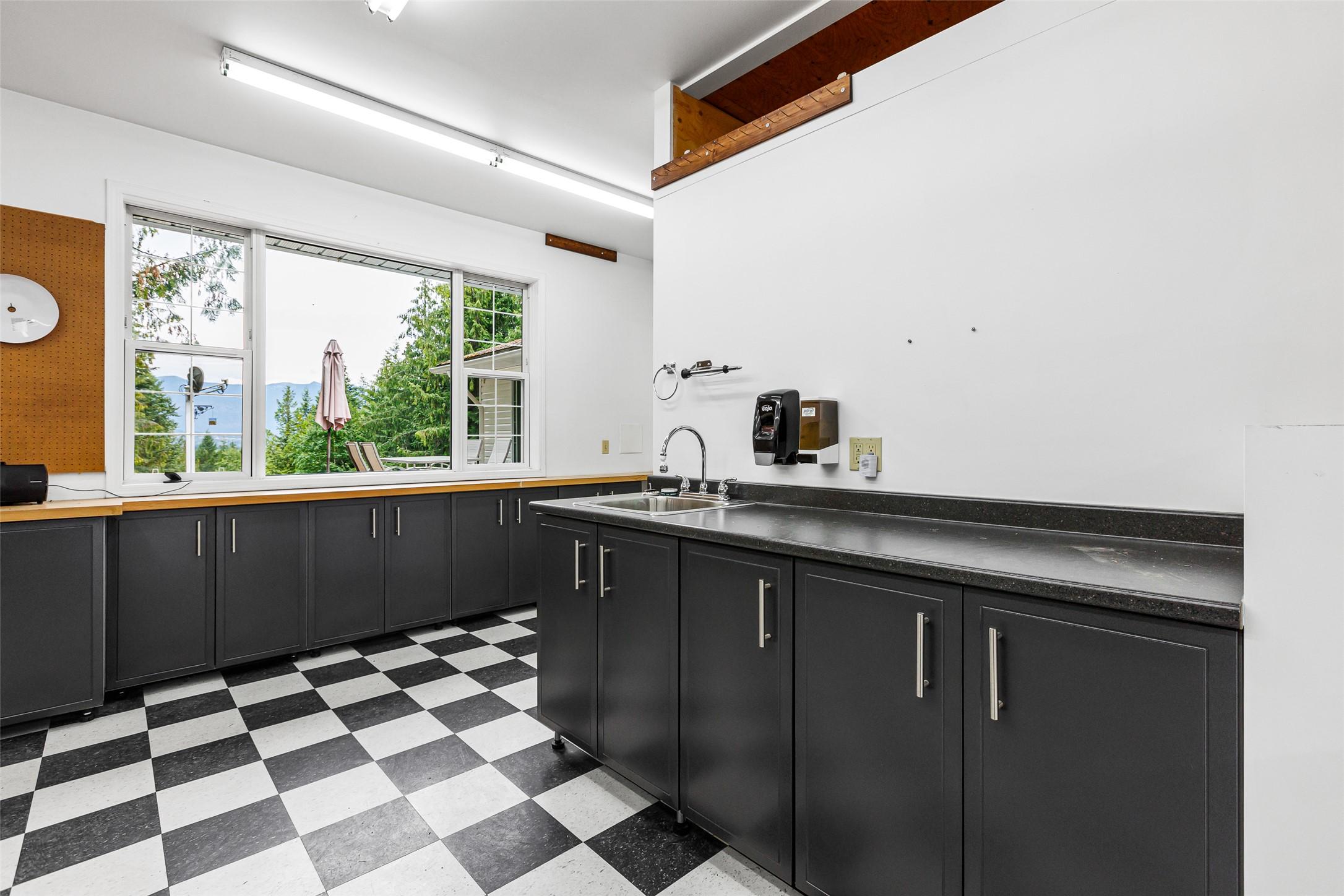 1548 Teetzel Road, Creston, BC - Indoor Photo Showing Kitchen With Double Sink