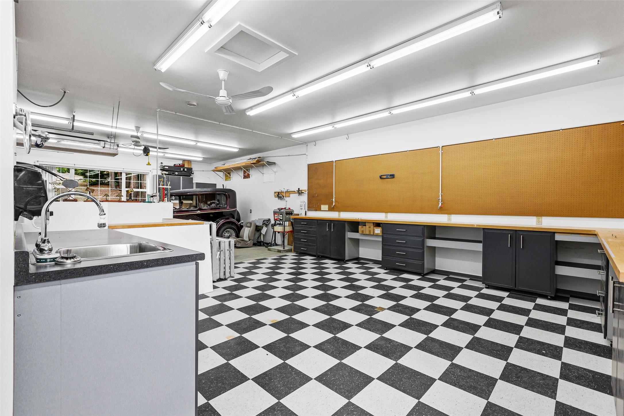 1548 Teetzel Road, Creston, BC - Indoor