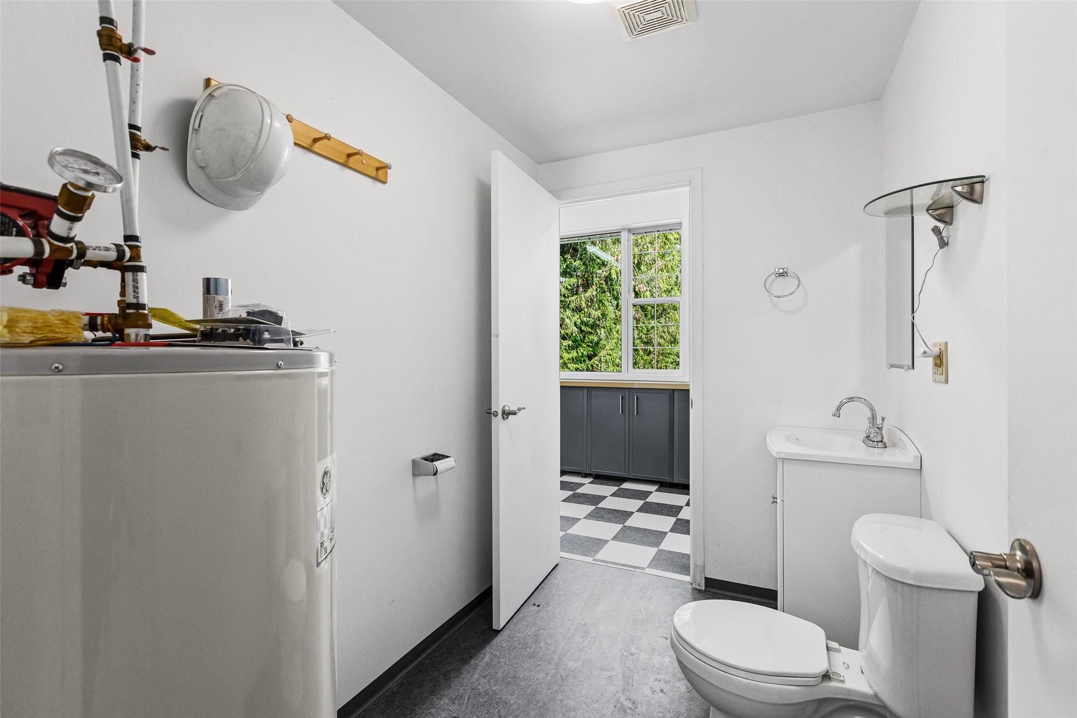 1548 Teetzel Road, Creston, BC - Indoor Photo Showing Bathroom