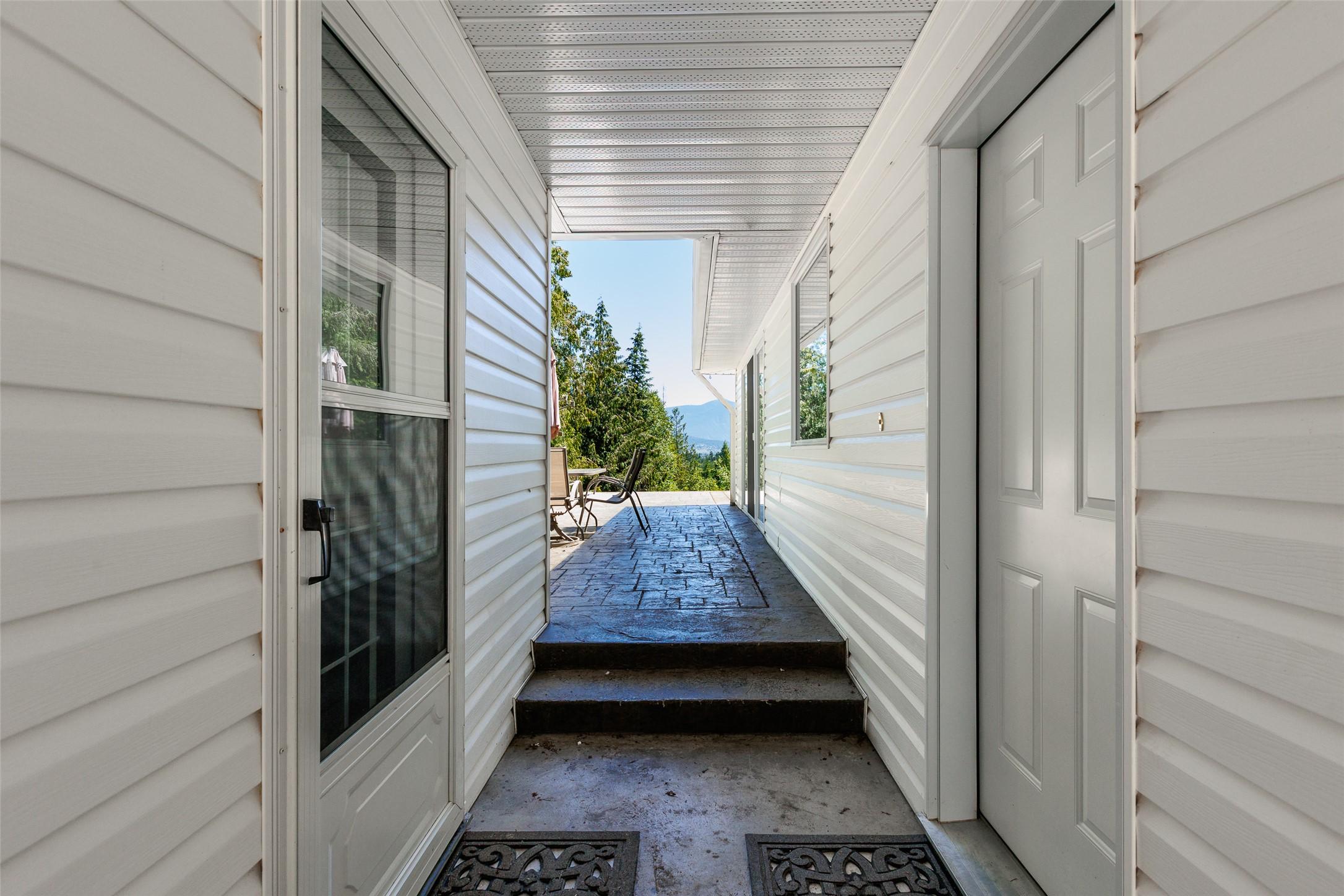 1548 Teetzel Road, Creston, BC - With Exterior