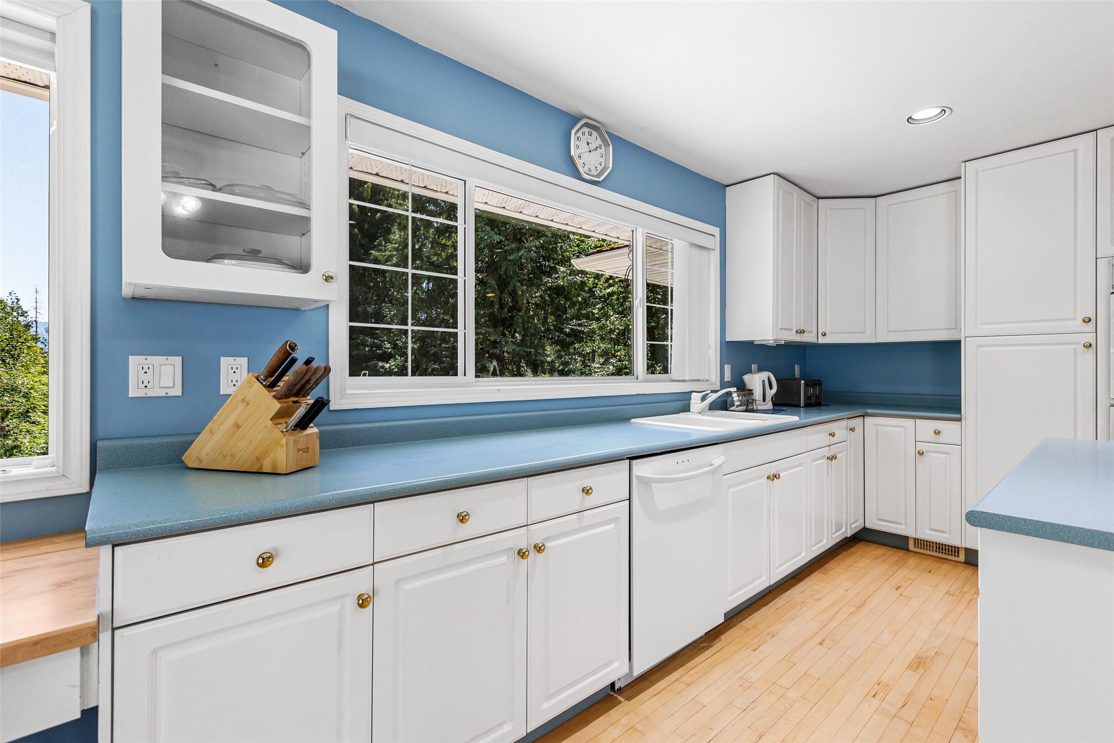 1548 Teetzel Road, Creston, BC - Indoor Photo Showing Kitchen