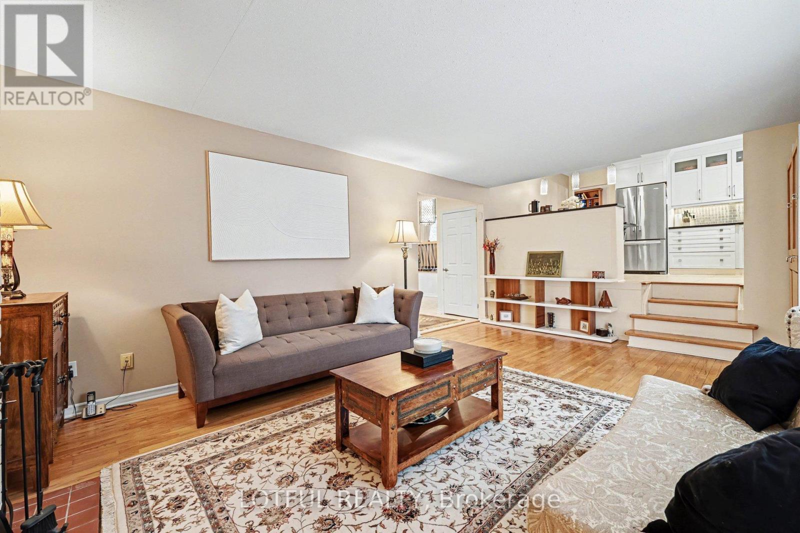 41 Pattermead Crescent, Ottawa, ON - Indoor Photo Showing Living Room
