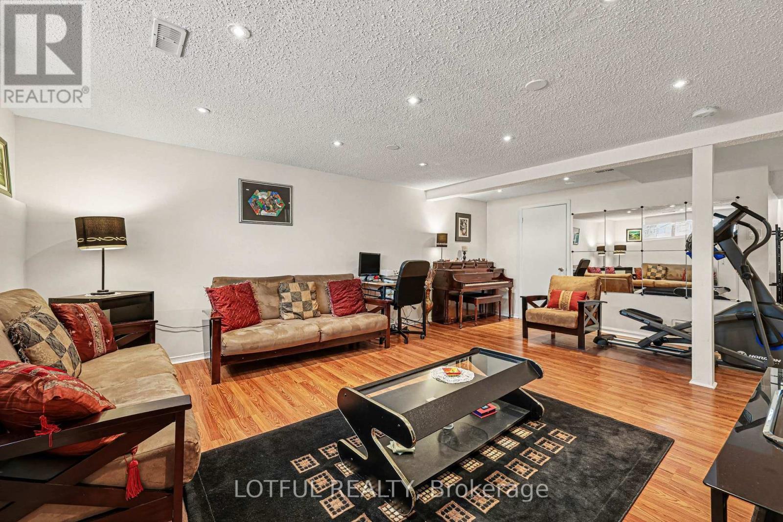 41 Pattermead Crescent, Ottawa, ON - Indoor Photo Showing Living Room