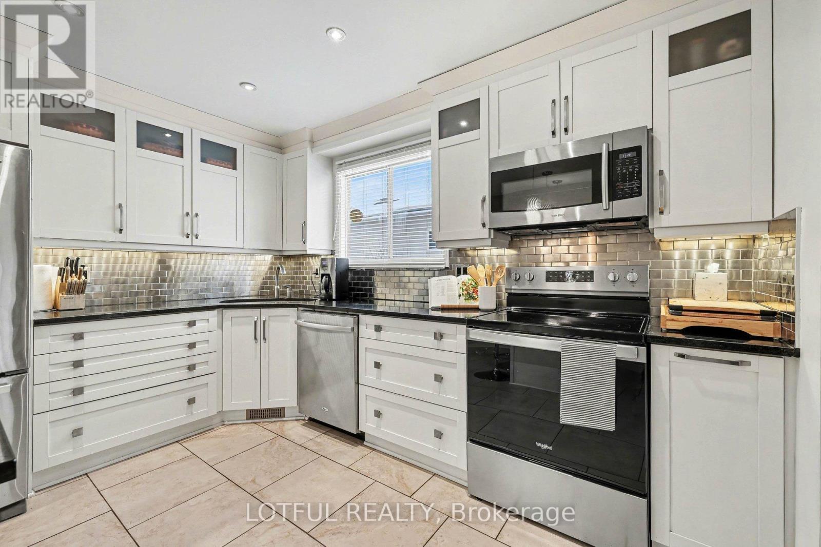 41 Pattermead Crescent, Ottawa, ON - Indoor Photo Showing Kitchen With Upgraded Kitchen