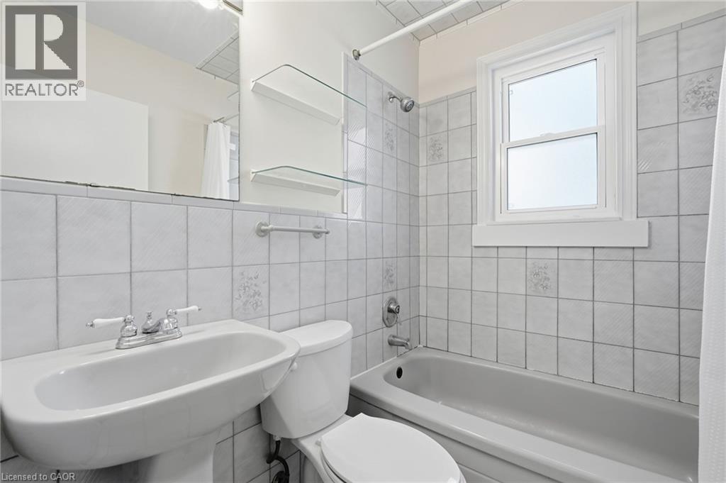 15 East 41St Street, Hamilton, ON - Indoor Photo Showing Bathroom
